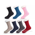 Winterflecken mit thermischem Plüschfuzzy-Slipper-Socken mit Fleece-Säumern